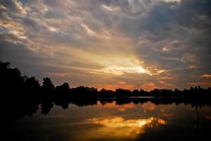 puesta de sol en el lago foto