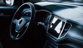 Panel frontal de coche nuevo de lujo en el salón del automóvil. interior negro foto