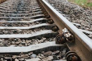 bomba de tiempo en el ferrocarril durante el día al aire libre. concepción del terrorismo y el peligro foto