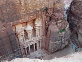 vista de ángulo alto del tesoro, petra jordan, vista desde arriba, escalando hasta el acantilado del sitio del patrimonio mundial, destino de viaje foto