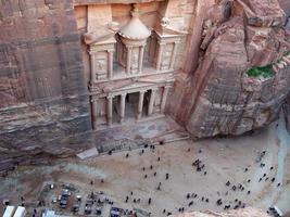 vista de ángulo alto del tesoro, petra jordan, vista desde arriba, escalando hasta el acantilado del sitio del patrimonio mundial, destino de viaje foto