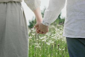 los amantes de cerca se toman de la mano foto conceptual