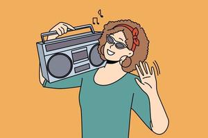 una joven sonriente con gafas de sol con estéreo en el hombro escucha música. chica feliz disfruta de un buen sonido en el sistema retro. ilustración vectorial vector