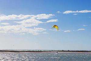 imagen de kitesurfistas en clima tormentoso y sol en florida foto