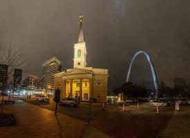 ver en st. basílica de louis y arco de entrada en la noche foto