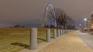 vista del arco de entrada en st. louis de gateway park en la noche foto