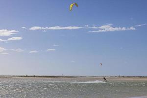 imagen de kitesurfistas en clima tormentoso y sol en florida foto