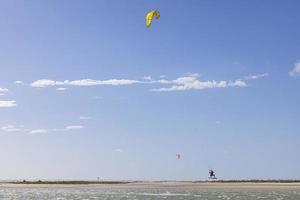 imagen de kitesurfistas en clima tormentoso y sol en florida foto