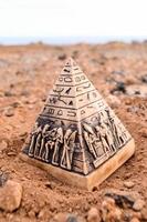 miniatura de la pirámide egipcia en el suelo