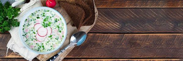 sopa fría de verano con yogur y verduras. sopa fría rusa tradicional okroshka. vista superior foto