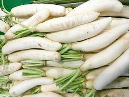 montón de vista superior de rábano blanco japonés en el mercado fresco. foto