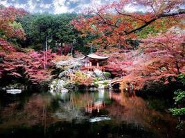 templo daigo-ji con coloridos arces en otoño, kyoto, japón foto