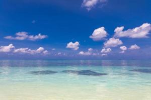 mar y cielo. agua de mar azul perfecta y cielo azul con nubes blancas esponjosas, paisaje marino de playa tropical y vistas al mar. fondo horizontal del mar azul. vista panorámica foto