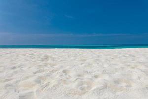 Perfecta idílica playa tropical de arena blanca y aguas turquesas claras del océano fondo natural de vacaciones de verano con cielo azul soleado foto