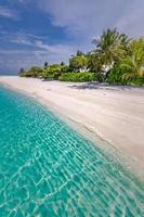 tranquilo paisaje de playa. panorama de playa tropical exótico para fondo o papel tapiz. increíble paisaje de verano, aguas tranquilas y palmeras bajo el cielo azul y arena blanca. concepto de vacaciones y vacaciones foto