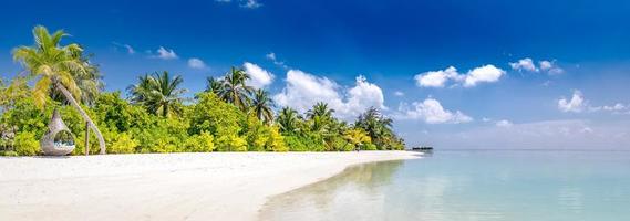 tranquilo paisaje de playa. panorama de playa tropical exótico para fondo o papel tapiz. increíble paisaje de verano, aguas tranquilas y palmeras bajo el cielo azul y arena blanca. concepto de vacaciones y vacaciones foto