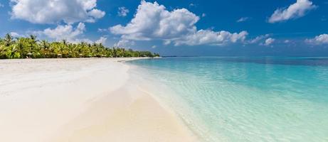 tranquilo paisaje de playa. panorama de playa tropical exótico para fondo o papel tapiz. increíble paisaje de verano, aguas tranquilas y palmeras bajo el cielo azul y arena blanca. concepto de vacaciones y vacaciones foto