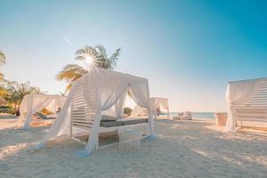 relájese en una playa vip de lujo con un bonito pabellón en un día de sol azul cielo. lujosas vacaciones y vacaciones en la playa en un resort tropical, hotel. foto