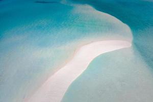 banco de arena blanca y océano turquesa desde arriba. increíble paisaje aéreo tropical, hermosa naturaleza foto