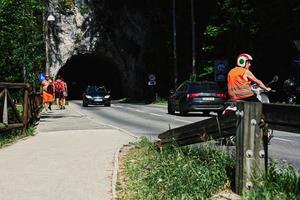 túnel rocoso de la carretera en bled, eslovenia. foto