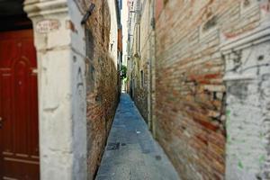 estrechas calles de ladrillo en venecia, italia. foto