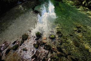 agua verde esmeralda del río sava bohinjka en los alpes julianos, ukanc, eslovenia. foto