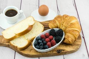 desayuno con pan huevo y cafe foto