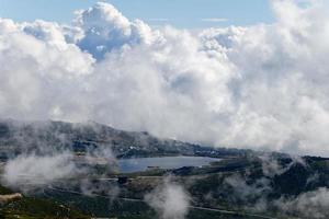 vista sobre el paisaje de serra da estrela con un lago y casas alrededor. montaña más alta de portugal continental. viajar por el mundo y conectar con la naturaleza. destinos asombrosos. foto