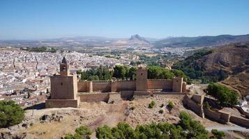 vista aérea de drones del castillo de antequera con el monumento natural la roca de los enamorados al fondo. viajes turisticos a españa. interés histórico y patrimonio de la humanidad por la unesco. foto