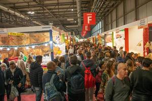 feria de artesanía de italia 2022 que se celebra anualmente para regalos de navidad en el centro de exposiciones rho foto