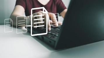 oficial que utiliza archivos de lapge de mana superior, sistema de gestión de documentos dms, gestión de base de datos de documentos en línea, procesos automatizados para gestionar el sistema, tecnología empresarial erp eficiente. foto