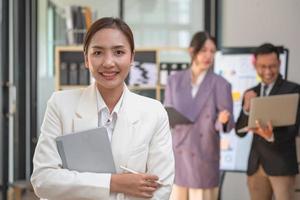 marketing, finanzas, contabilidad, planificación, líder del equipo de mujeres empresarias asiáticas con hermosas sonrisas de hojas que muestran alegría después del exitoso trabajo de la empresa. foto