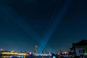 luces láser en el puente en bangkok, tailandia foto