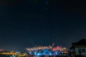 coloridos fuegos artificiales de vijit chao phraya en buddhayodfa chulalok maharat bridge, bangkok, tailandia. foto