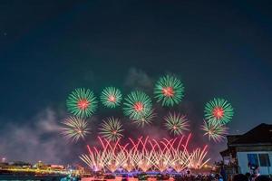 coloridos fuegos artificiales de vijit chao phraya en buddhayodfa chulalok maharat bridge, bangkok, tailandia. foto