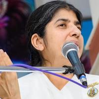 nueva delhi, india, 16 de octubre de 2022 - bk shivani durante la sesión de meditación, shivani verma, más conocida como bk shivani, es maestra en el movimiento espiritual de yoga y meditación brahma kumaris de la india foto