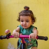 lindo niño shivaay sapra en el balcón de la casa durante el verano, dulce sesión de fotos de niño pequeño durante el día, niño pequeño disfrutando en casa durante la sesión de fotos