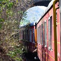 tren de juguete moviéndose en las laderas de las montañas, hermosa vista, una montaña lateral, un valle lateral moviéndose en ferrocarril hacia la colina, entre bosques naturales verdes. tren de juguete de kalka a shimla en india, tren indio foto