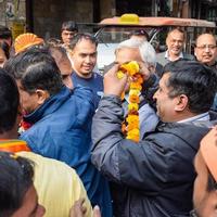 delhi, india, 02 de diciembre de 2022 - partidario del bjp del partido bharatiya janata durante un mega road show en apoyo del candidato del bjp pankaj luthara para presentar documentos de nominación antes de las elecciones del organismo local mcd 2022 foto