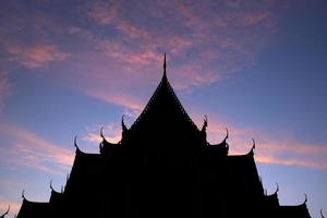 silueta de templo de mármol y hermoso cielo al atardecer foto