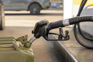 rellenando el bote con combustible en la gasolinera. vista de cerca el combustible, la gasolina, el diesel cada vez es más caro. industria y servicio de gasolina. precio de la gasolina y concepto de crisis del petróleo. foto