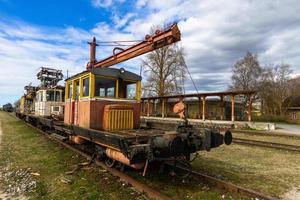 viejos vagones y vías de tren foto