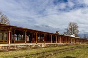 viejos vagones y vías de tren foto