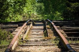 viejos vagones y vías de tren foto