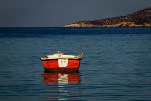 barcos de pescadores tradicionales de grecia foto