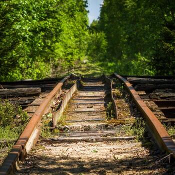 viejos vagones y vías de tren foto