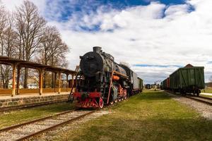 viejos vagones y vías de tren foto