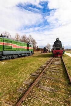 viejos vagones y vías de tren foto