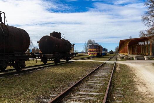 viejos vagones y vías de tren foto