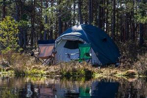 acampar y acampar junto al lago foto